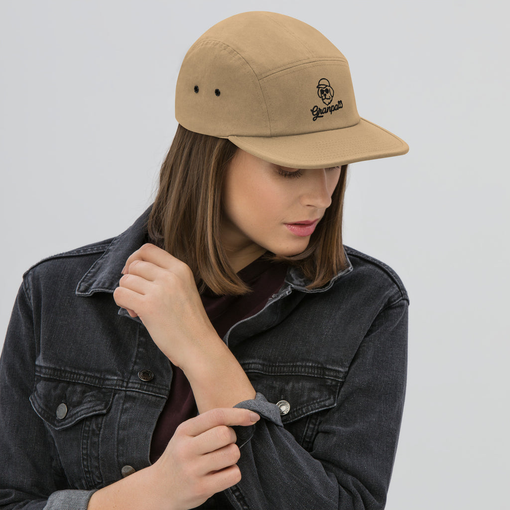 woman wear granpaw folf 5 panel cap brown color