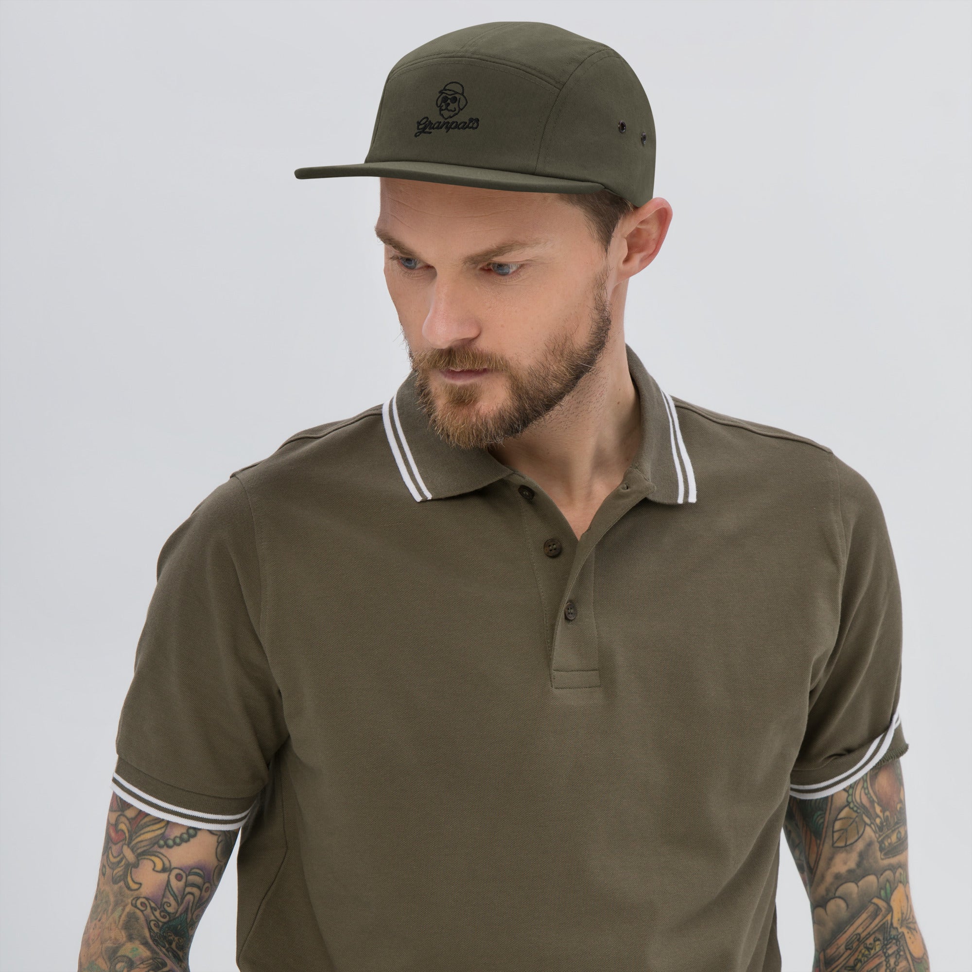 Man wears 5-panel-cap-olive-front