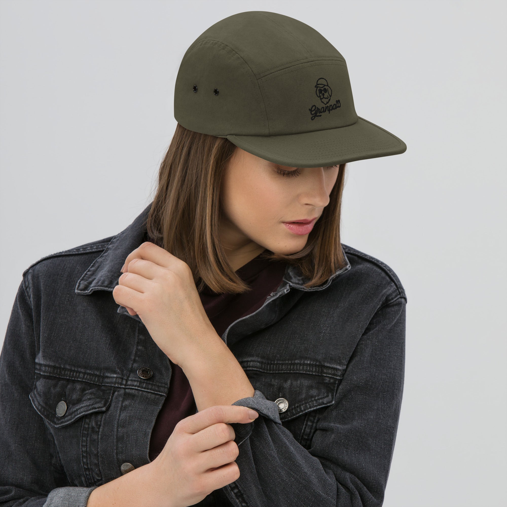 woman wears 5-panel-cap-olive-front